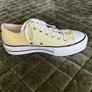 CONVERSE Chuck Taylor All Star Womens Platform Low Top Sneakers